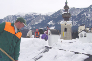 Schnee vom Dach abräumen